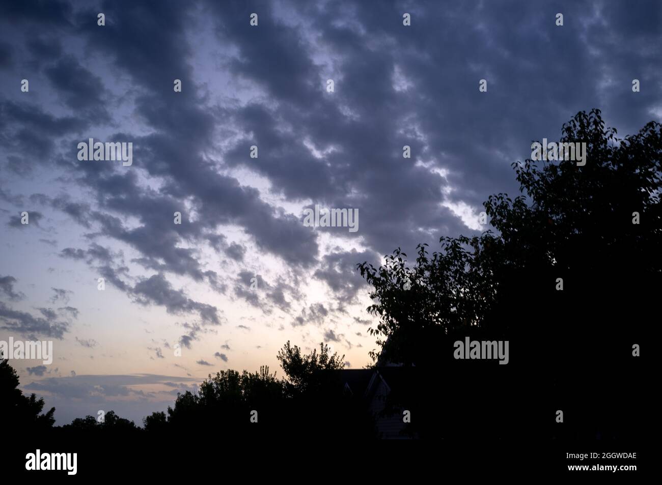 Sonnenaufgang durchdringt die Wolken im Vorort St. Louis, Missouri USA Samstag, 28. August 2021. Foto © Copyright 2021 Sid Hastings. Stockfoto