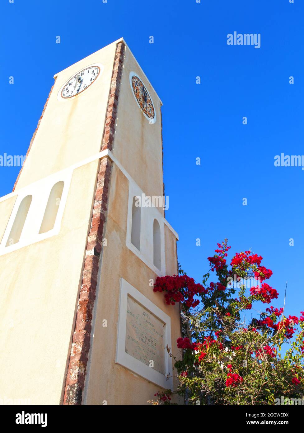 Ein hoher Uhrenturm in der Stadt Oia in Santorini, Griechenland. Stockfoto