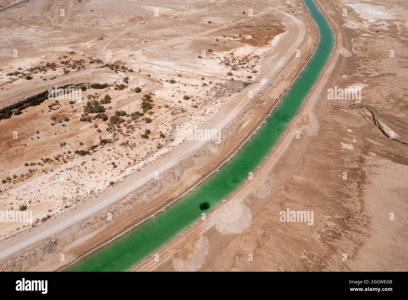 Salzwasserkanal, der Wasser aus dem Toten Meer zu Verdunstungspools führt, Luftansicht. Stockfoto