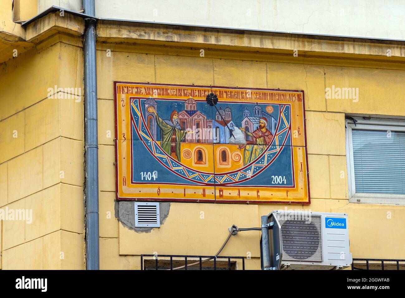 Belgrad, Serbien - 28. August 2021: Sonnenuhr an der Fakultät für Orthodoxe Theologie Altbau Univesity Belgrad. Stockfoto