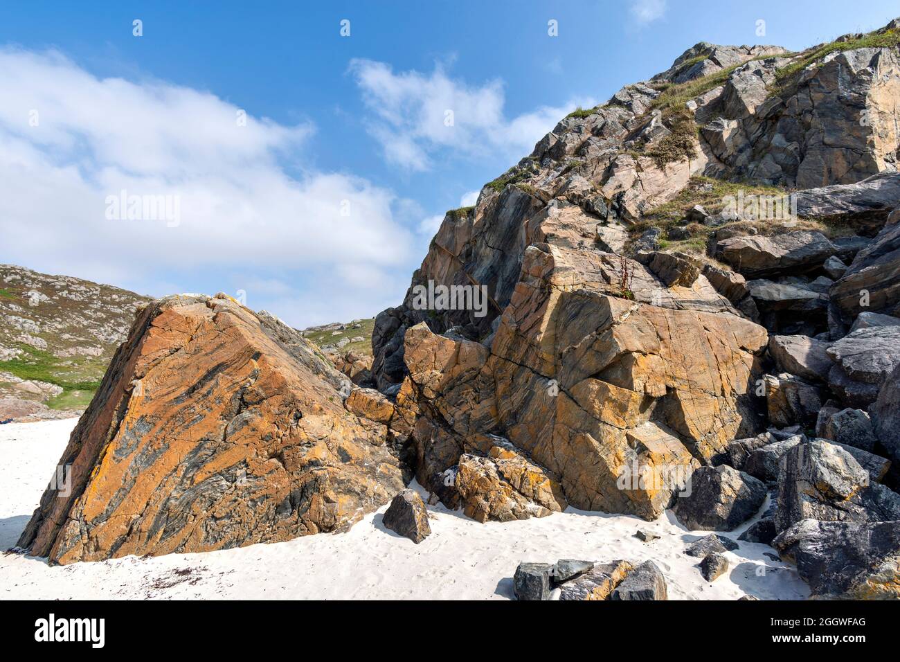 ACHMELVICH SUTHERLAND SCHOTTLAND SOMMER LEWISIAN GNEIS AUSBISSE AN EINEM WEISSEN SANDSTRAND Stockfoto