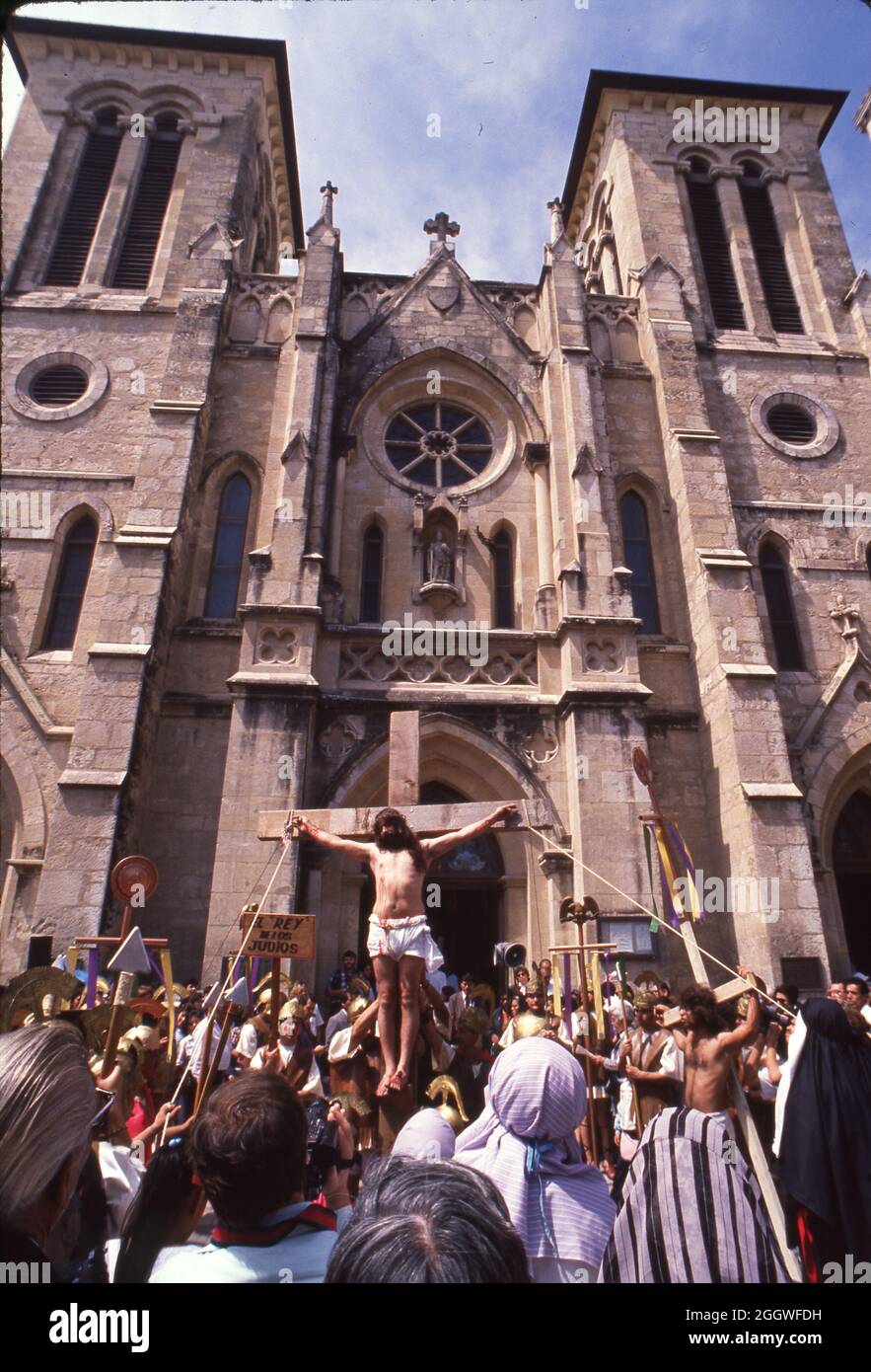 ©1989 Kreuzigung Christi am Karfreitag vor der Kathedrale in der Innenstadt von San Antonio, Texas nachgestellt. Stockfoto