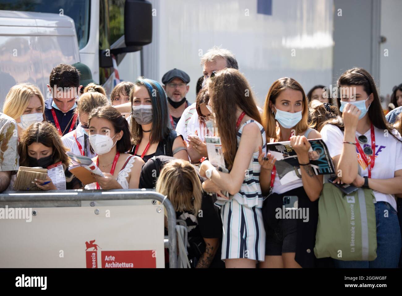 Palazzo del Casino, Lido di Venezia, Italien, 03. September 2021, Fans vor dem Palazzo del Casino, warten auf Dune Cast. Während des 78. Venice Film Festival 2021 - Nachrichten Stockfoto