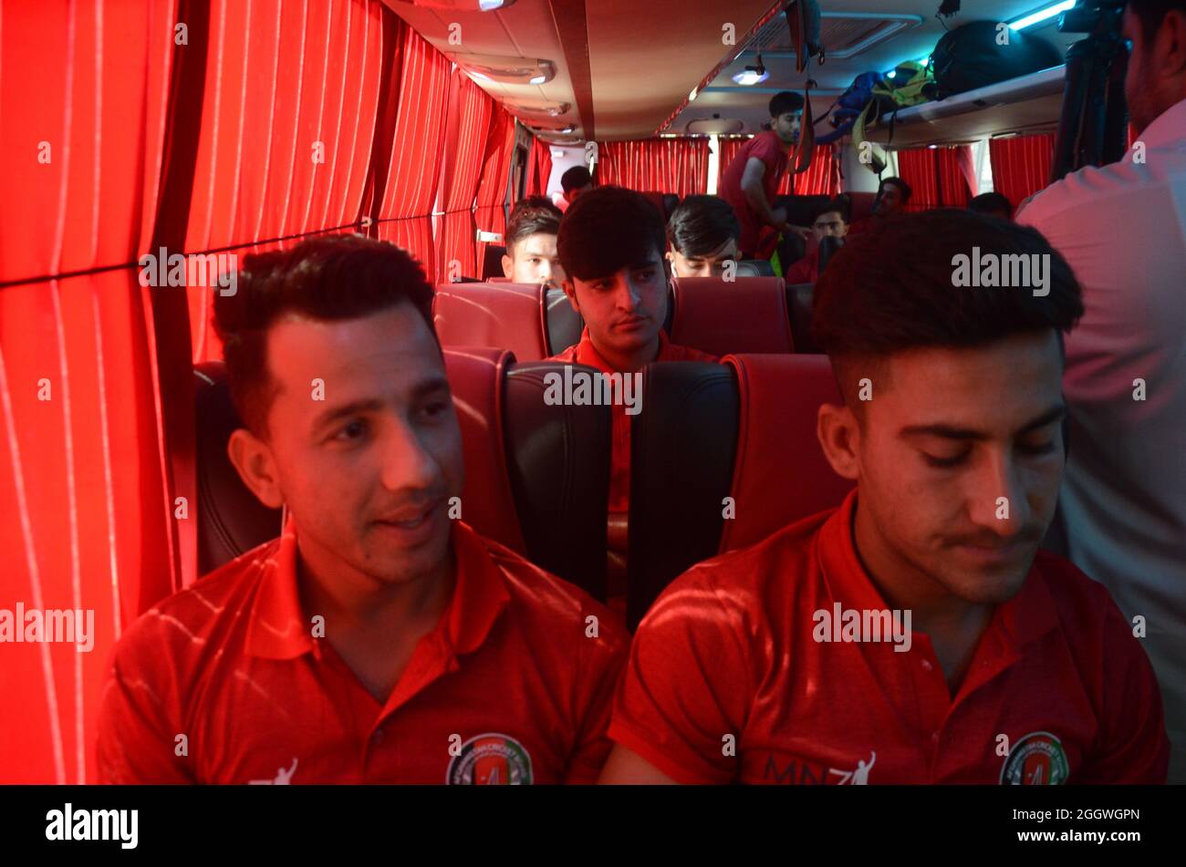 Spieler der afghanischen Cricket-Nationalmannschaft steigen in voller Sicherheit in einen Bus von einem lokalen Hotel zum Flughafen Islamabad ein. Der afghanische Teamtrainer Raees Ahmadzai sagte, dass das Team bald nach Peschawar in ein lokales Hotel verlegt wurde, wo es nach einer Übernachtung morgens und um 02:00 Uhr nach Islamabad abreisen wird. Es wird einen Flug nach Karachi nehmen, um nach Katar um 5:30 Uhr am Nachmittag zu fahren. Er sagte, nach Katar werde das Team Dhaka, Bangladesch besuchen, um fünf One-Day Internationals (ODIS) und einen 4-Day gegen das U19-Team von Bangladesch zu spielen. Es ist erwähnenswert hier, dass das gleiche Afghanistan-Team Stockfoto