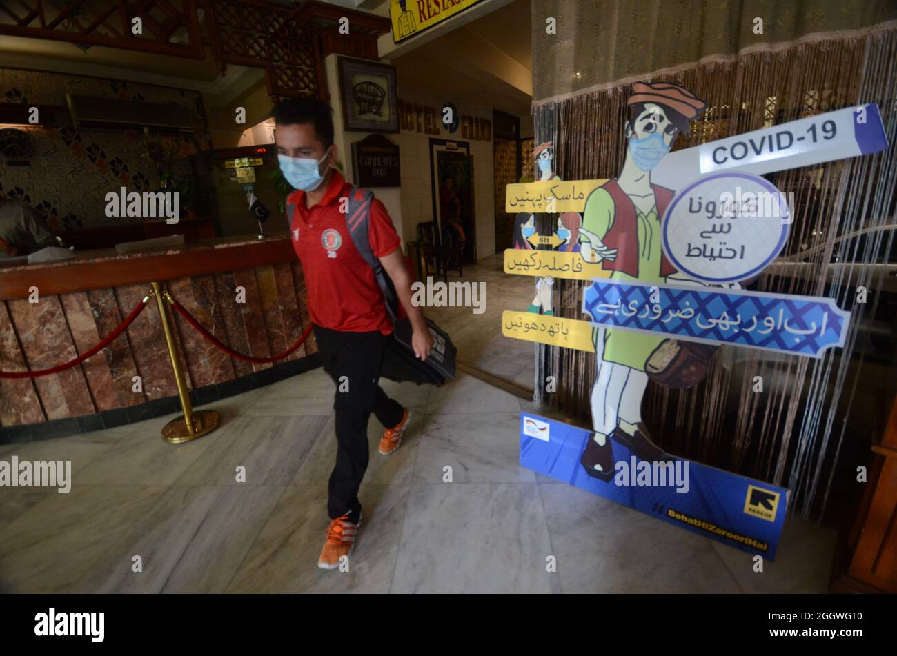 Spieler der afghanischen Cricket-Nationalmannschaft steigen in voller Sicherheit in einen Bus von einem lokalen Hotel zum Flughafen Islamabad ein. Der afghanische Teamtrainer Raees Ahmadzai sagte, dass das Team bald nach Peschawar in ein lokales Hotel verlegt wurde, wo es nach einer Übernachtung morgens und um 02:00 Uhr nach Islamabad abreisen wird. Es wird einen Flug nach Karachi nehmen, um nach Katar um 5:30 Uhr am Nachmittag zu fahren. Er sagte, nach Katar werde das Team Dhaka, Bangladesch besuchen, um fünf One-Day Internationals (ODIS) und einen 4-Day gegen das U19-Team von Bangladesch zu spielen. Es ist erwähnenswert hier, dass das gleiche Afghanistan-Team Stockfoto