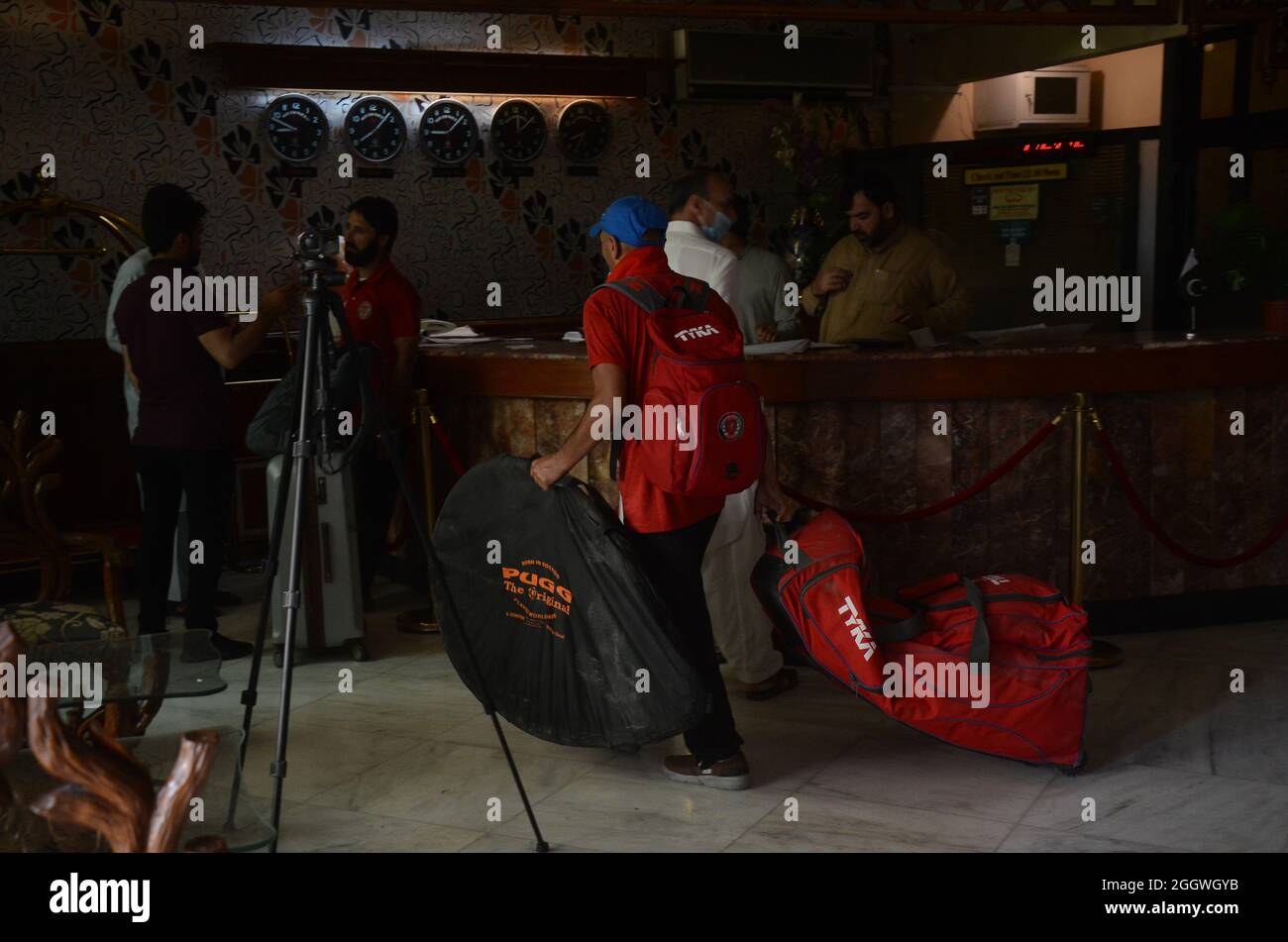 Spieler der afghanischen Cricket-Nationalmannschaft steigen in voller Sicherheit in einen Bus von einem lokalen Hotel zum Flughafen Islamabad ein. Der afghanische Teamtrainer Raees Ahmadzai sagte, dass das Team bald nach Peschawar in ein lokales Hotel verlegt wurde, wo es nach einer Übernachtung morgens und um 02:00 Uhr nach Islamabad abreisen wird. Es wird einen Flug nach Karachi nehmen, um nach Katar um 5:30 Uhr am Nachmittag zu fahren. Er sagte, nach Katar werde das Team Dhaka, Bangladesch besuchen, um fünf One-Day Internationals (ODIS) und einen 4-Day gegen das U19-Team von Bangladesch zu spielen. Es ist erwähnenswert hier, dass das gleiche Afghanistan-Team Stockfoto