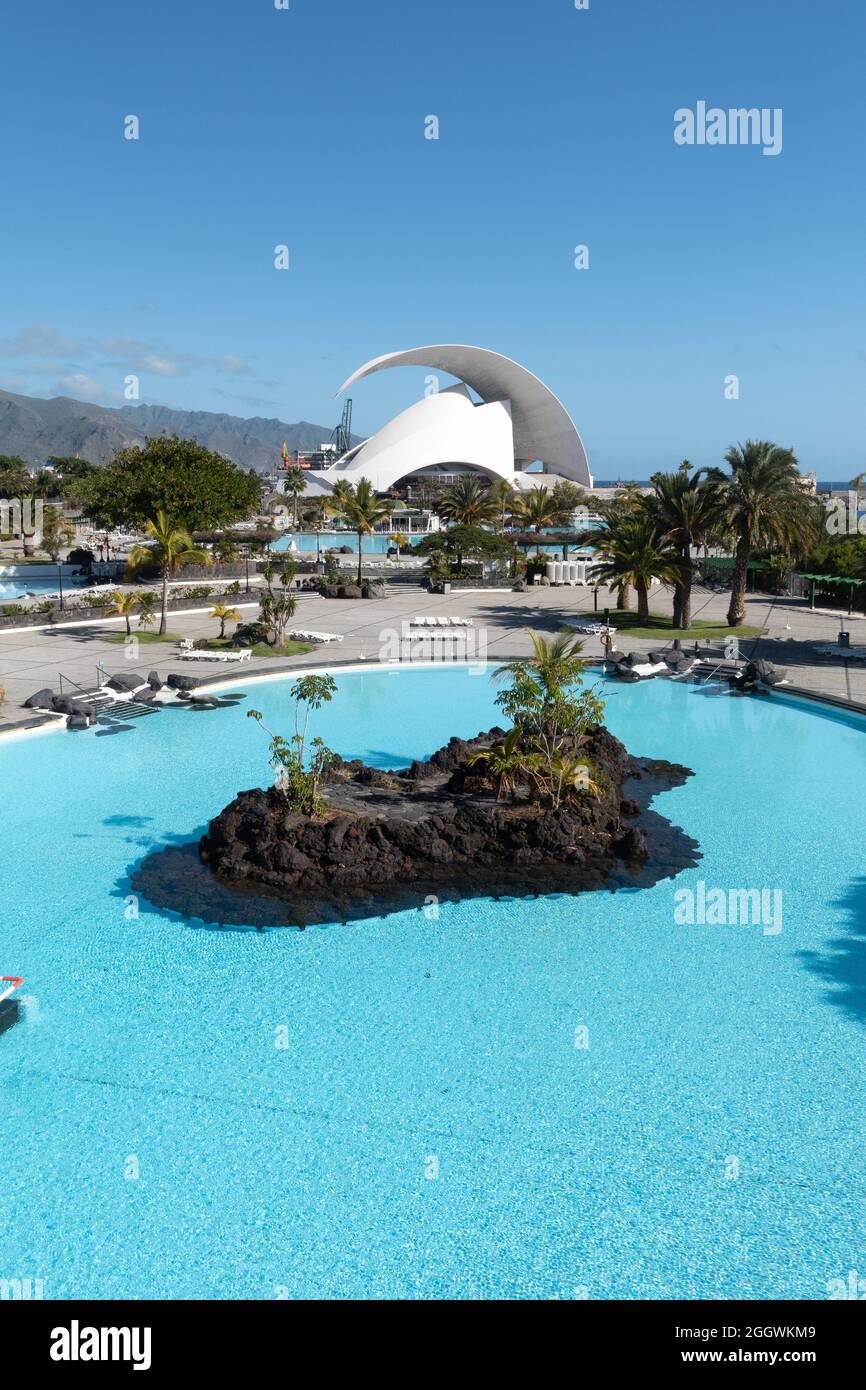 Santa Cruz de Tena, Spanien - 22. Dezember 2019, Auditorio de Tena und Pools im Park Maritimo Cesar Manrique in Santa Cruz de Tena, Kanarische Inseln Stockfoto