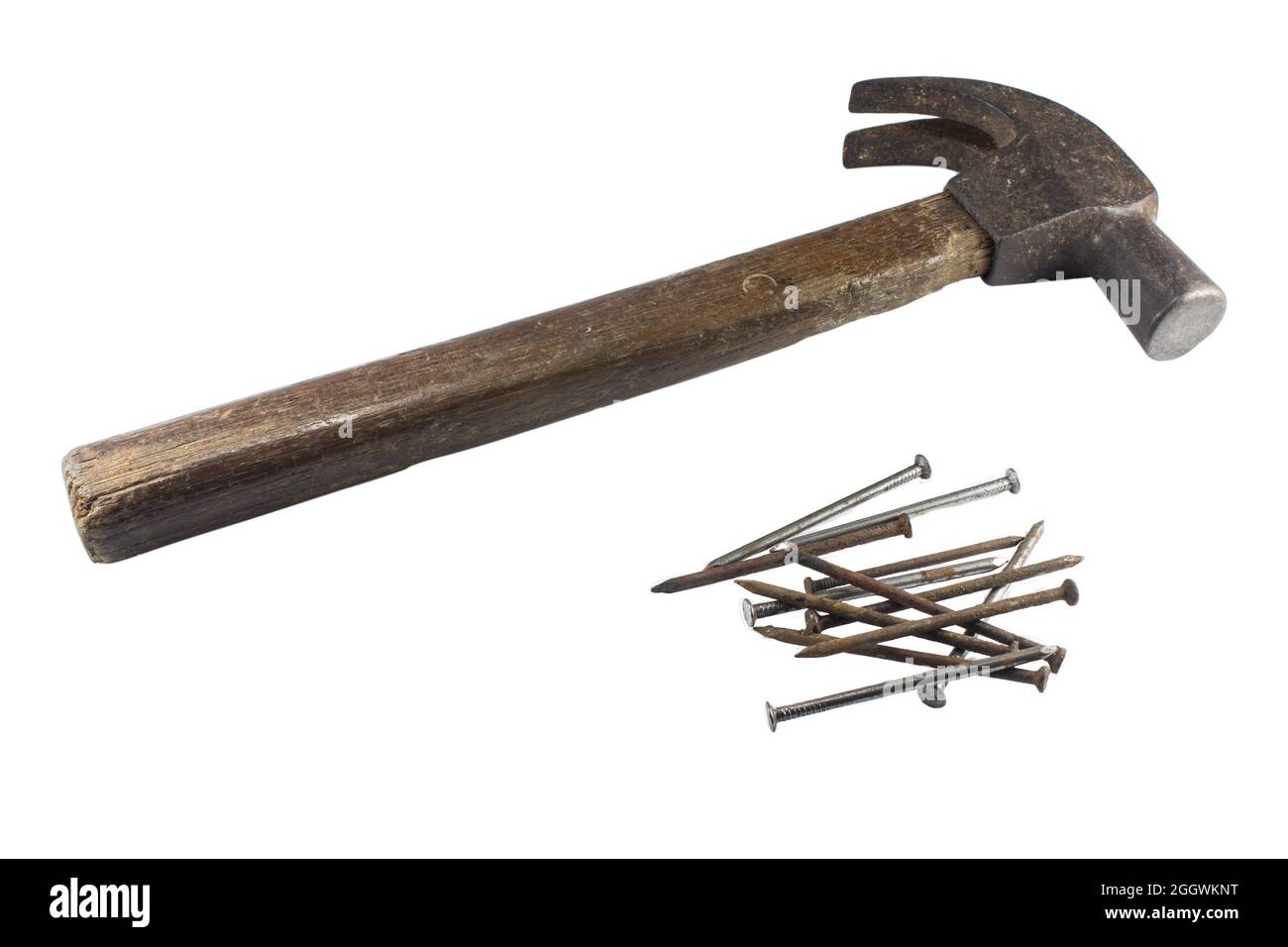 Vintage rostigen alten Hammer und viele alte rostigen Metallnägel Werkzeuge für Tischler Arbeit Griff isoliert auf weißem Hintergrund Stockfoto