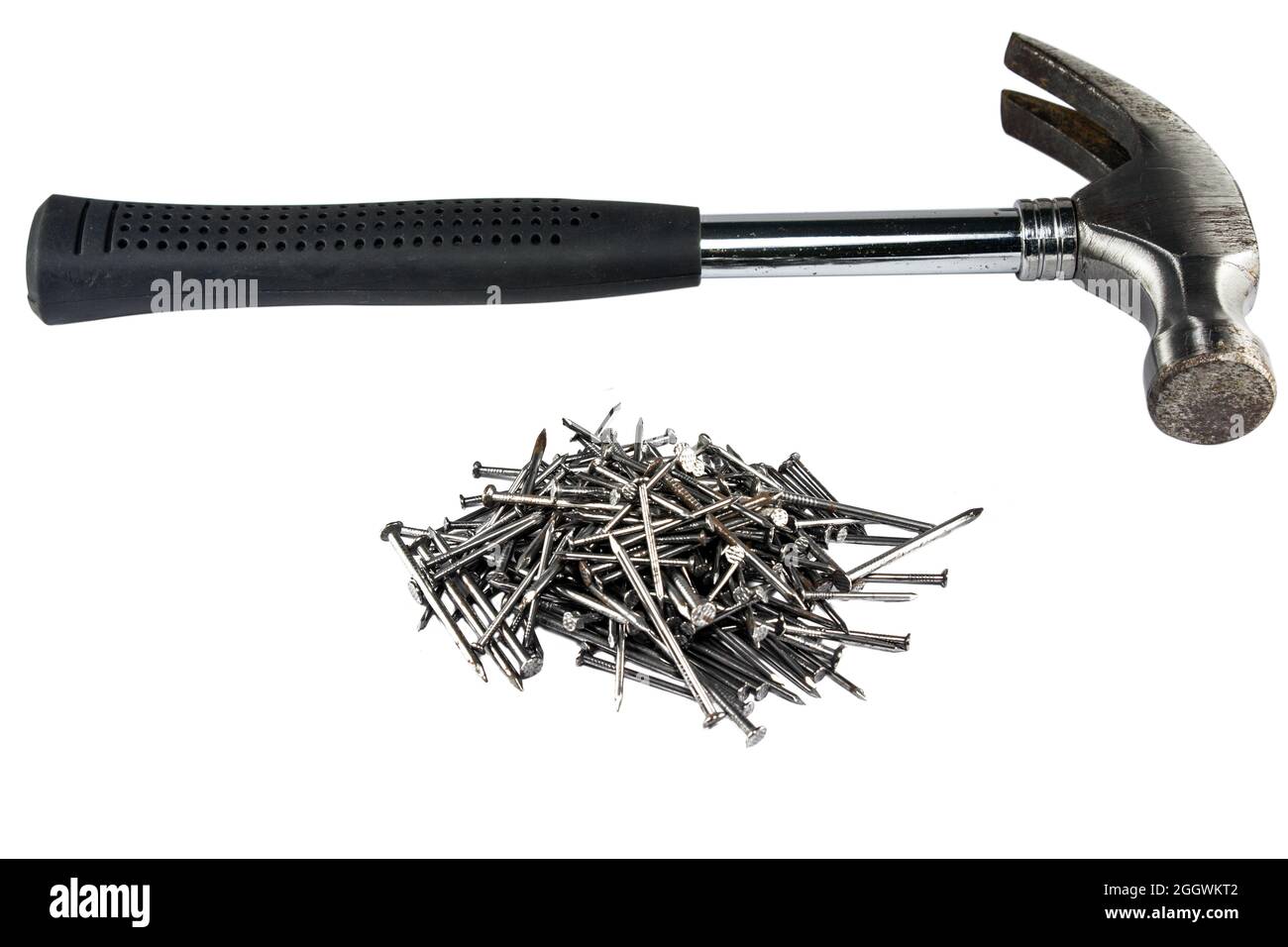 Silberner Hammer mit schwarzem Griff und vielen Metallnägeln Werkzeuge für Tischlerarbeit Griff isoliert auf weißem Hintergrund Stockfoto