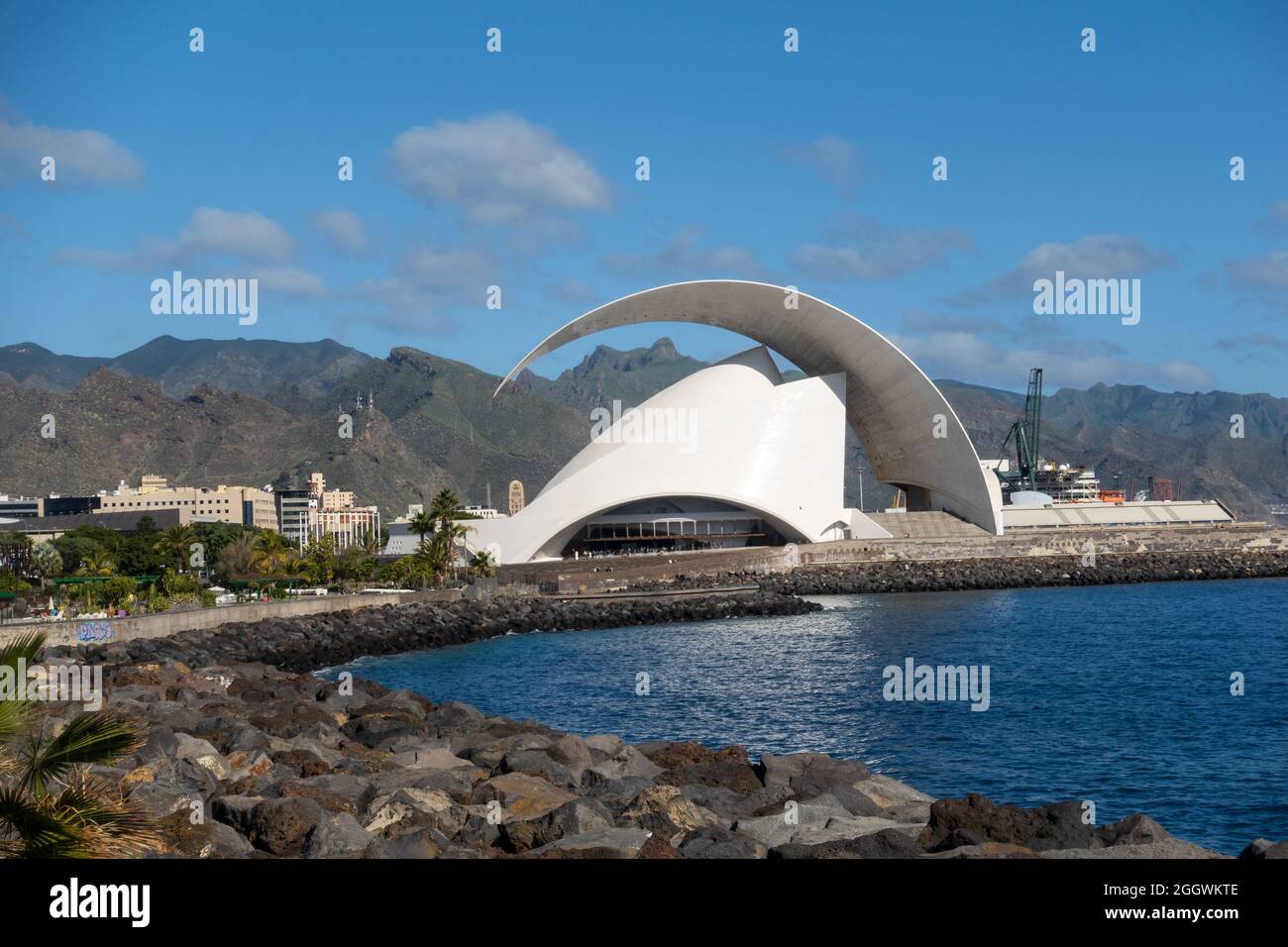 Santa Cruz auf der Insel Tena, Spanien - 27. Dezember 2019, Schöner Blick auf Das Auditorio de Tena - Adan Martin auf Santa Cruz, auf der Insel Tena, auf der Kanareninsel, S. Stockfoto