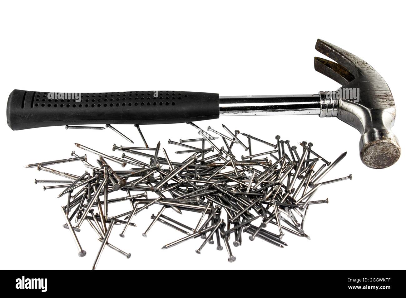 Silberner Hammer mit schwarzem Griff und vielen Metallnägeln Werkzeuge für Tischlerarbeit Griff isoliert auf weißem Hintergrund Stockfoto