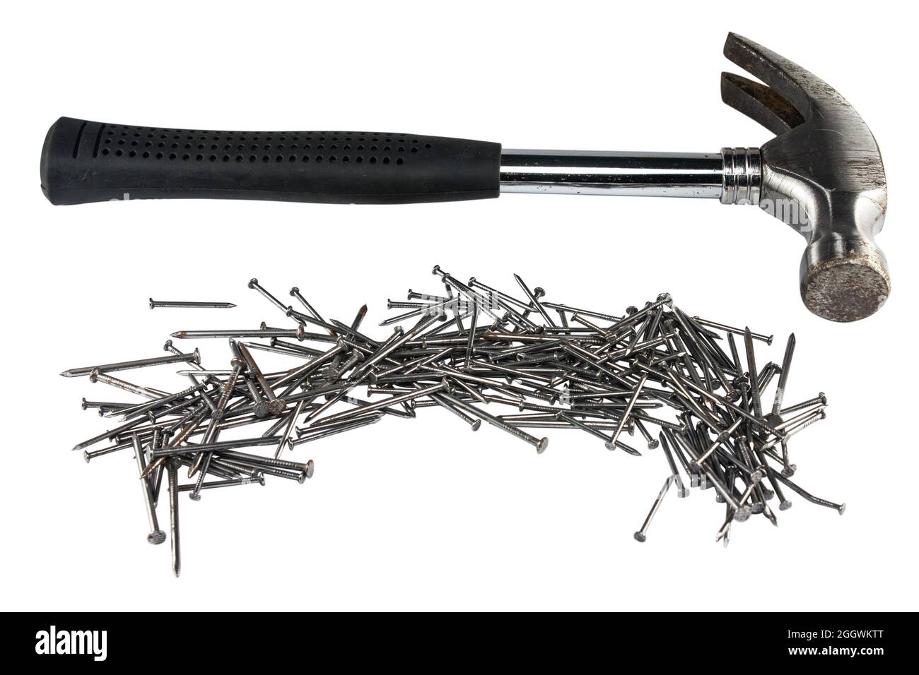 Silberner Hammer mit schwarzem Griff und vielen Metallnägeln Werkzeuge für Tischlerarbeit Griff isoliert auf weißem Hintergrund Stockfoto