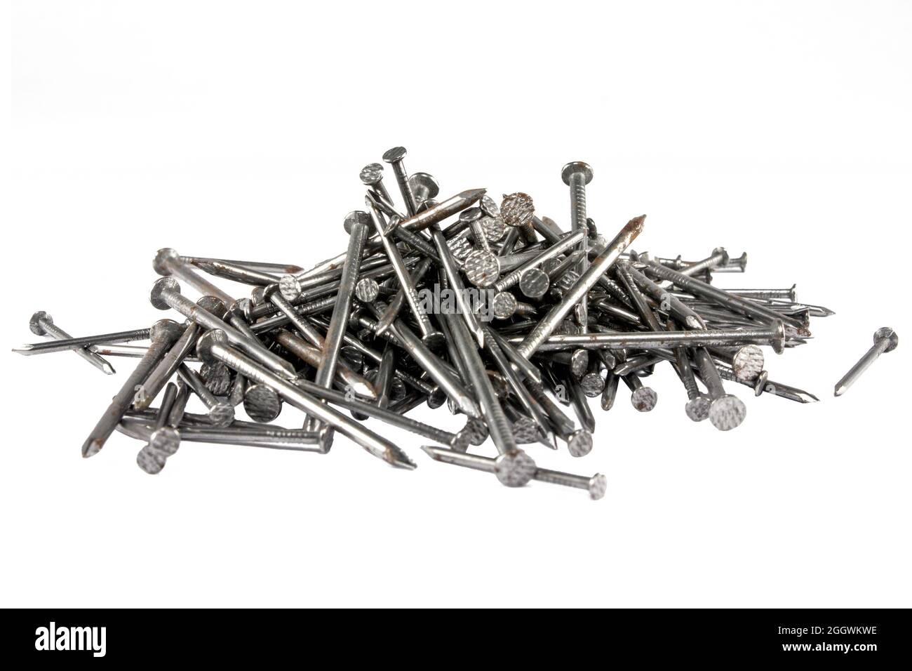 Gruppe von Holz Metall Nägel für den Bau isoliert auf weißem Hintergrund Stockfoto