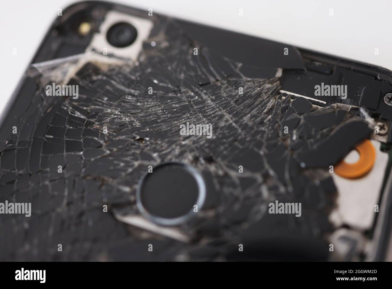 Nahaufnahme eines schwarzen defekten Mobiltelefons in der Werkstatt Stockfoto