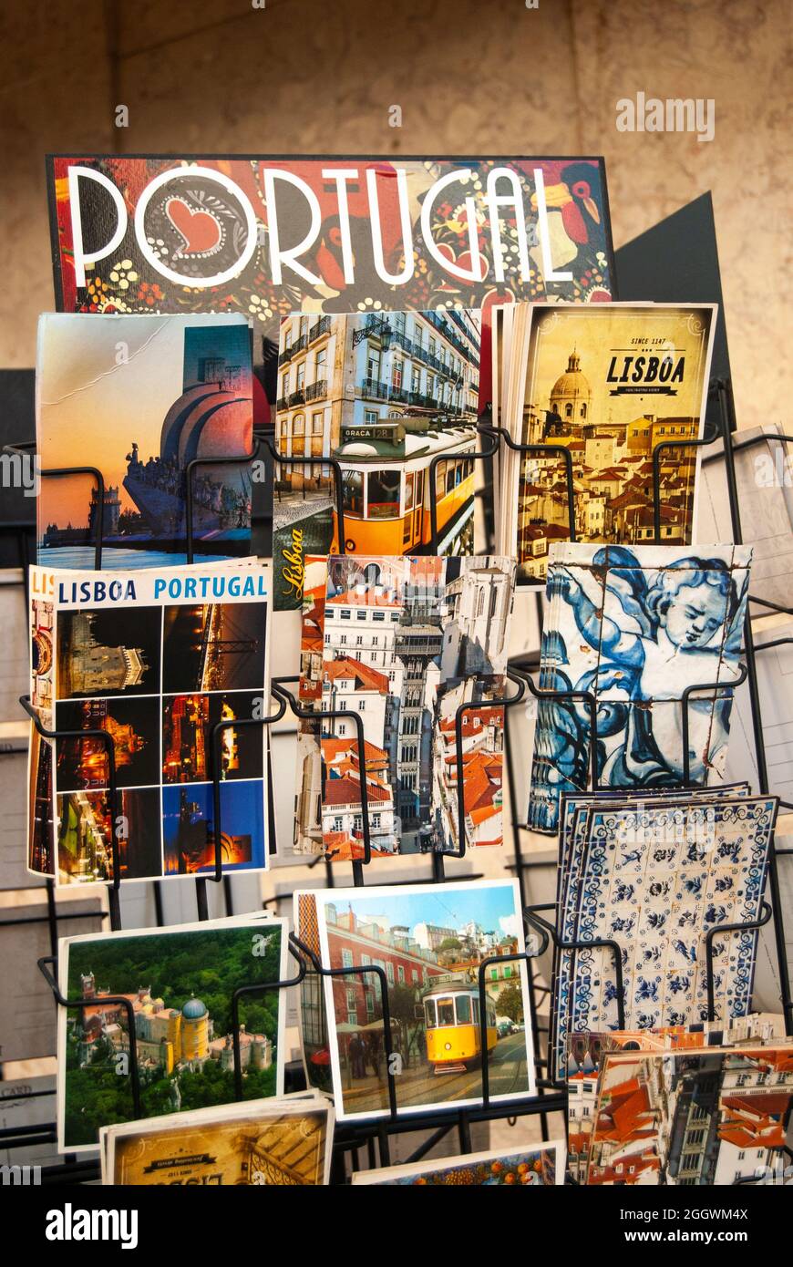 Lissabon, Portugal - 29. Juli 2021: Ein Stand mit bunten Postkarten mit Denkmälern und berühmten Plätzen in einer Straße von Lissabon Text Lissabon Portugal - Vertic Stockfoto