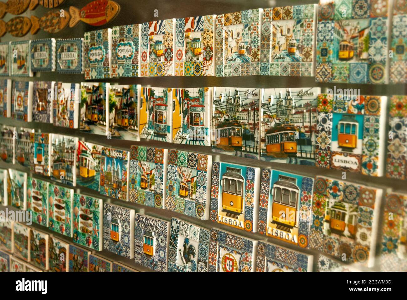 Eine Sammlung von bunten Magneten mit berühmten gelben Trolleys Text Lissabon Souvenirstand in einem Geschäft Stockfoto