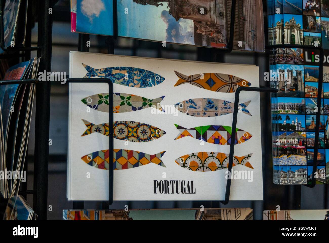 Lissabon, Portugal - 29. Juli 2021: Ein Postkartenregal mit bunten dekorativen portugiesischen Fischbildern und Portugal Text - Selective Focus, Lisbo Stockfoto
