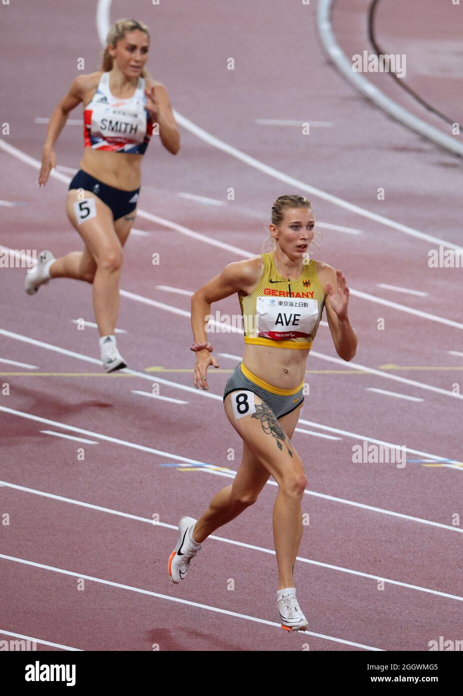 Tokio, Japan. September 2021. Paralympics: Leichtathletik, 400 Meter, T38-stehend, Vorheizen der Frauen, im Olympiastadion. Lindy Ave (l) aus Deutschland gewinnt den Vorlauf. Ali Smith aus Großbritannien läuft im Hintergrund. Quelle: Karl-Josef Hildenbrand/dpa/Alamy Live News Stockfoto