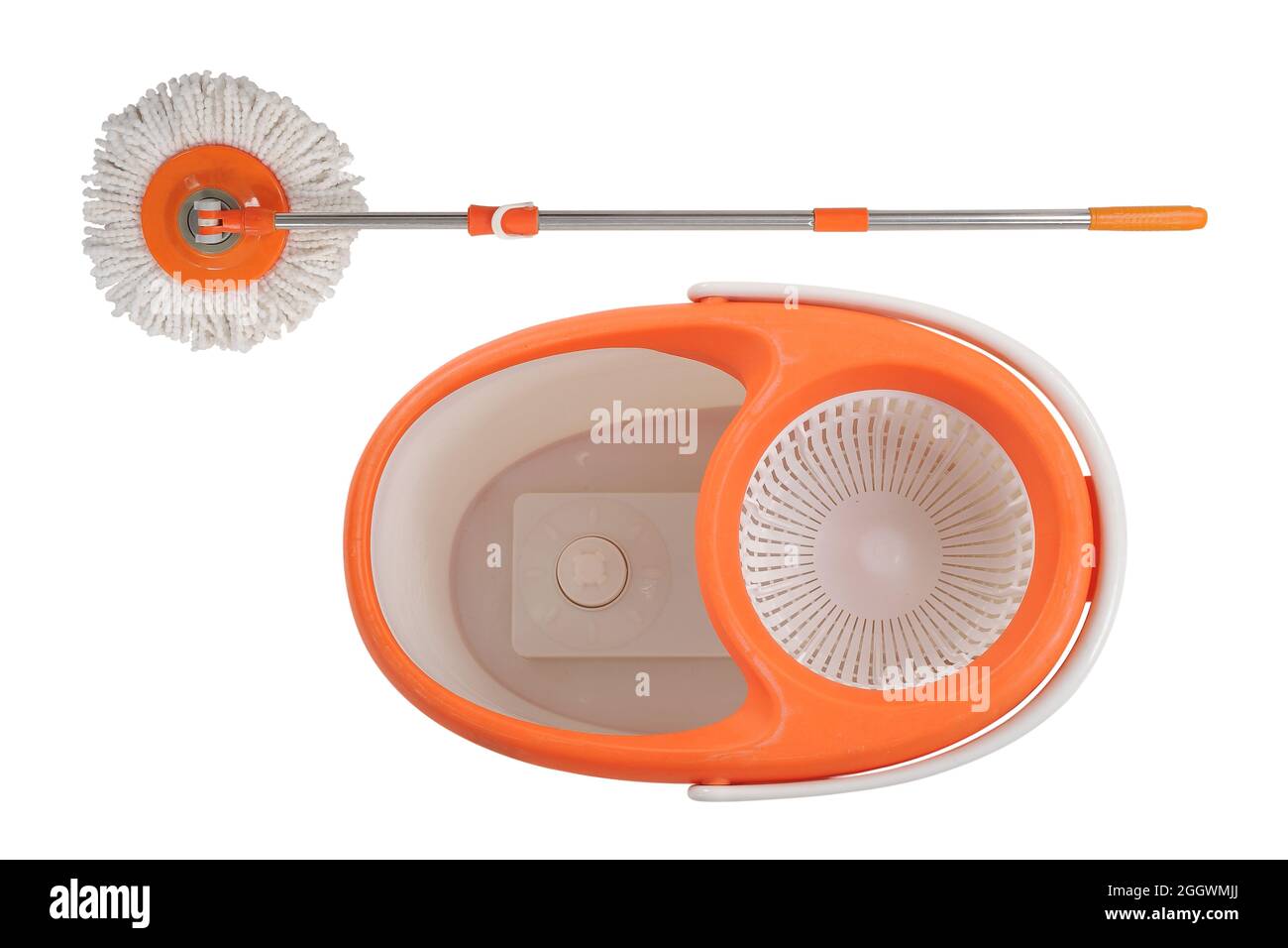 Eimer, Reinigungsprodukte und Wischmopp auf dem Boden auf weißem Hintergrund Stockfoto
