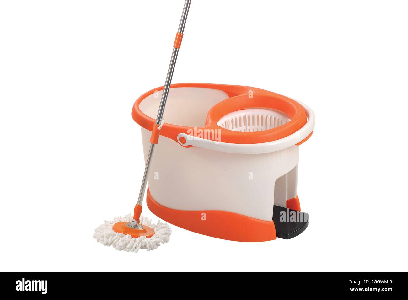 Realistischer Mopp, Schwamm und Eimer voller Seifenschaum mit bunten Blasen. Floor-Mopping-Konzept für die Gestaltung von Hausarbeiten. Stockfoto