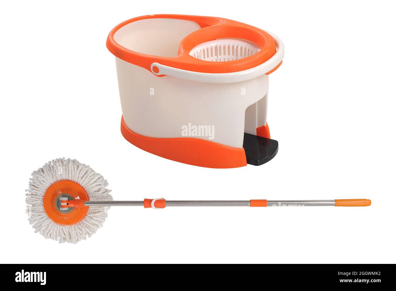 Wischen Sie beim Reinigen des Fußbodens im Haus Stockfoto