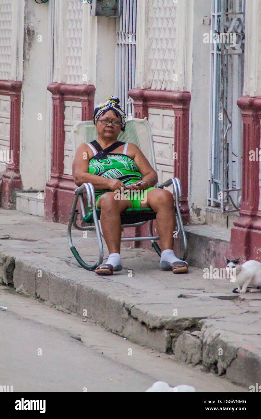 LAS TUNAS, KUBA - 27. JAN 2016: Die alte Frau sitzt auf einer Straße in Las Tunas. Stockfoto