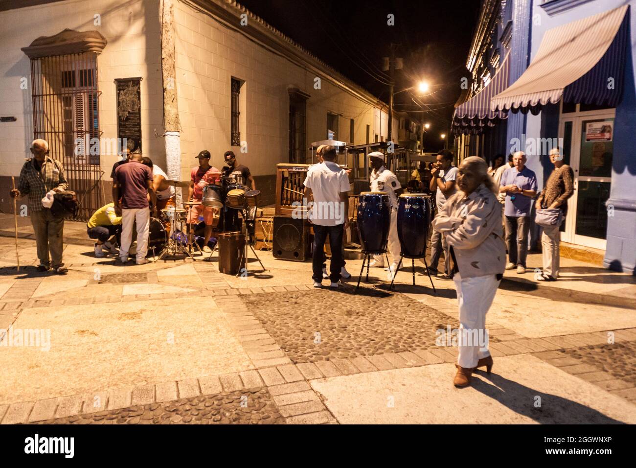 BAYAMO, KUBA - 30. JAN 2016: Lokale Musikband spielt in einer Fußgängerzone in Bayamo. Stockfoto