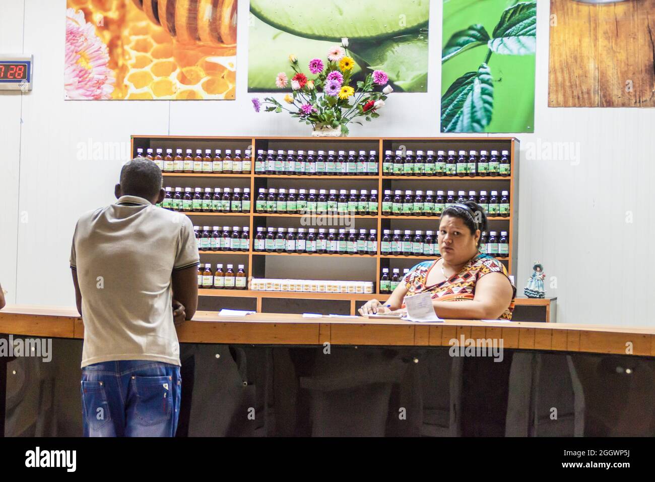 SANTIAGO DE CUBA, KUBA - 1. FEBRUAR 2016: Inneneinrichtung eines lokalen Geschäfts in Santiago de Cuba, Kuba Stockfoto