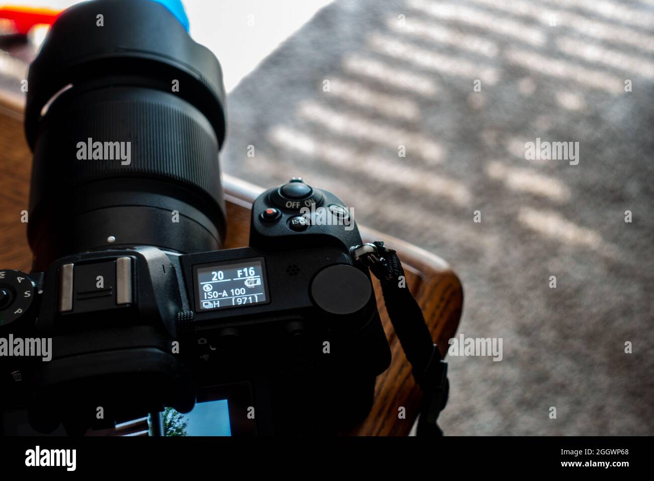 Selektive Fokussierung auf die Anzeige bei niedrigem Akkustand einer High-End-Kamera vor dem Ausschalten Stockfoto