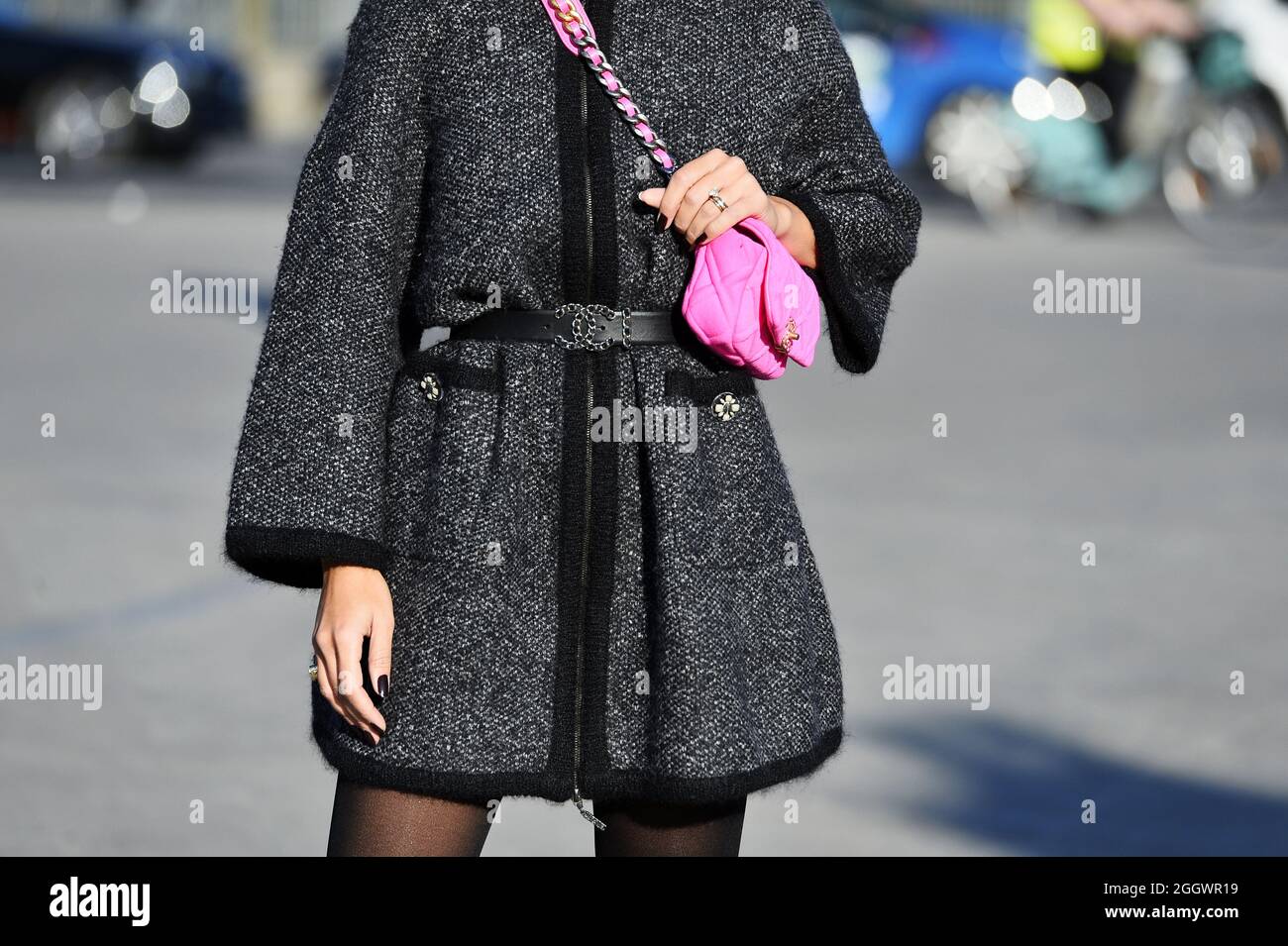 Rosa chanel tasche -Fotos und -Bildmaterial in hoher Auflösung – Alamy