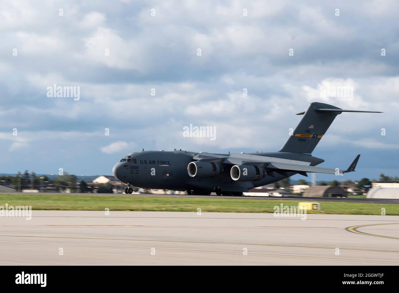 Eine US Air Force C-17 Globemaster III von der Joint Base Charleston, South Carolina, landet auf der Fluglinie des Spangdahlem Air Base, Deutschland, 27. August 2021. Obwohl der 52. Kampfflügel in Spangdahlem ab F-16 Kampfflugzeuge von Falcon unterhält und einsetzt, ermöglicht er auch die US-Machtprojektion, indem er die Flugmobilitätsoperationen des Air Mobility Command in ganz Europa, Afrika und Südwestasien unterstützt. (USA Air Force Foto von Tech. Sgt. Maeson L. Elleman) Stockfoto
