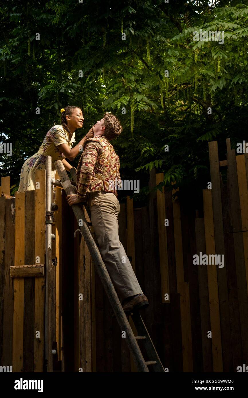 Die Schauspieler Imogen Opie und Jonty Peach in der Balkonszene von Romeo und Julia. The Duke's Theatre Company. Trebah Garden Amphitheater in Cornwall. Stockfoto
