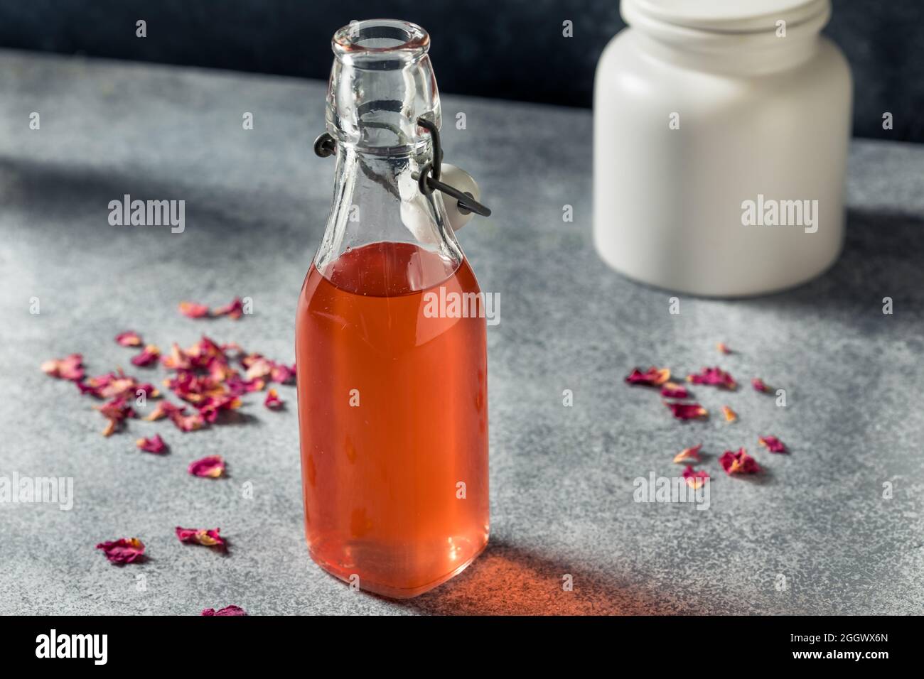 Süßer erfrischender Rosenblütensirup in einer Flasche Stockfoto