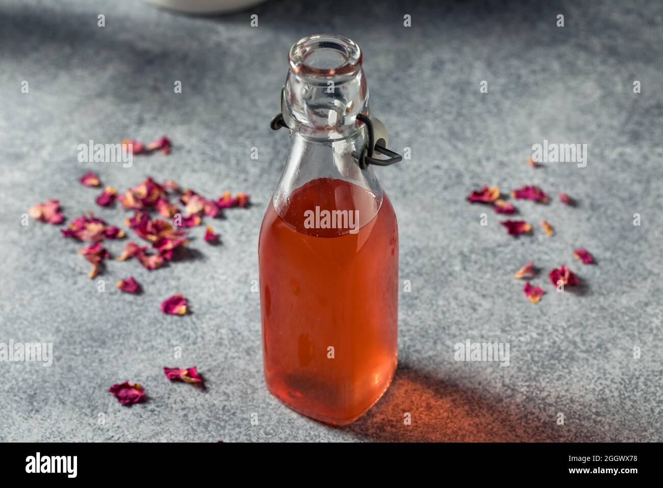 Süßer erfrischender Rosenblütensirup in einer Flasche Stockfoto