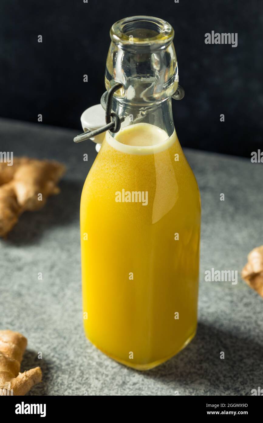 Gesunde hausgemachte Ingwerwurzel Einfache Sirup in einer Flasche Stockfoto