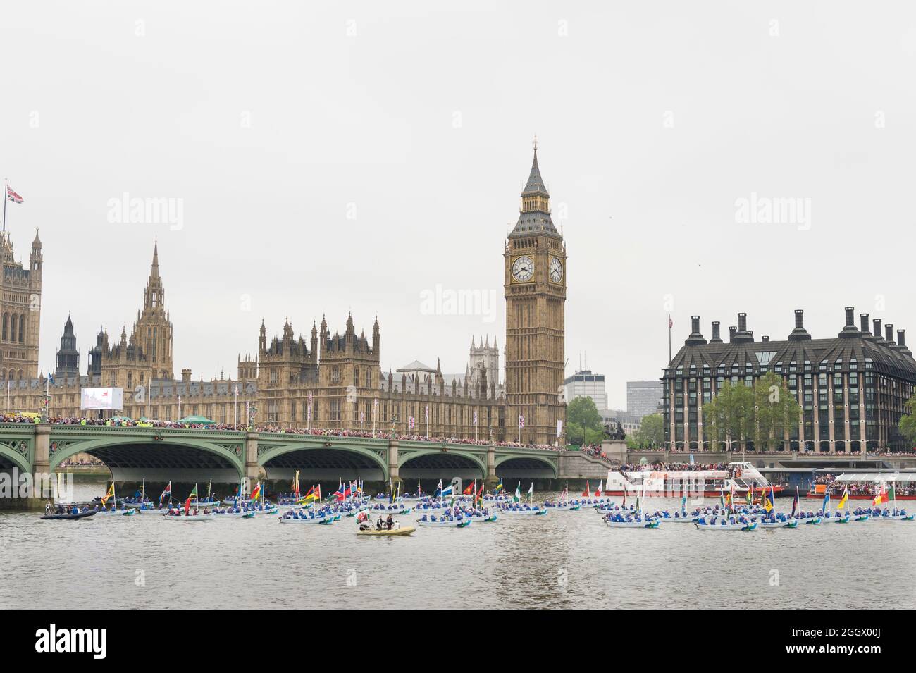 Eine Flottille aus fünfundfünfzig Trinity 500, die von Seekadetten aus ganz Großbritannien bemundet wird, trägt die 54 Commonwealth-Flaggen, die an der Thames Diamond Jubilee Pageant teilnehmen und den Palace of Westminster London, Großbritannien, passieren. Der Pageant bestand aus Hunderten von Booten, die von der Battersea Bridge zur Tower Bridge segelten, um die 60 Jahre auf dem Thron von Königin Elizabeth II zu feiern. Millionen von Menschen säumten die Ufer der Themse, um das Spektakel zu beobachten. South Bank, London, Großbritannien. 3 Juni 2012 Stockfoto