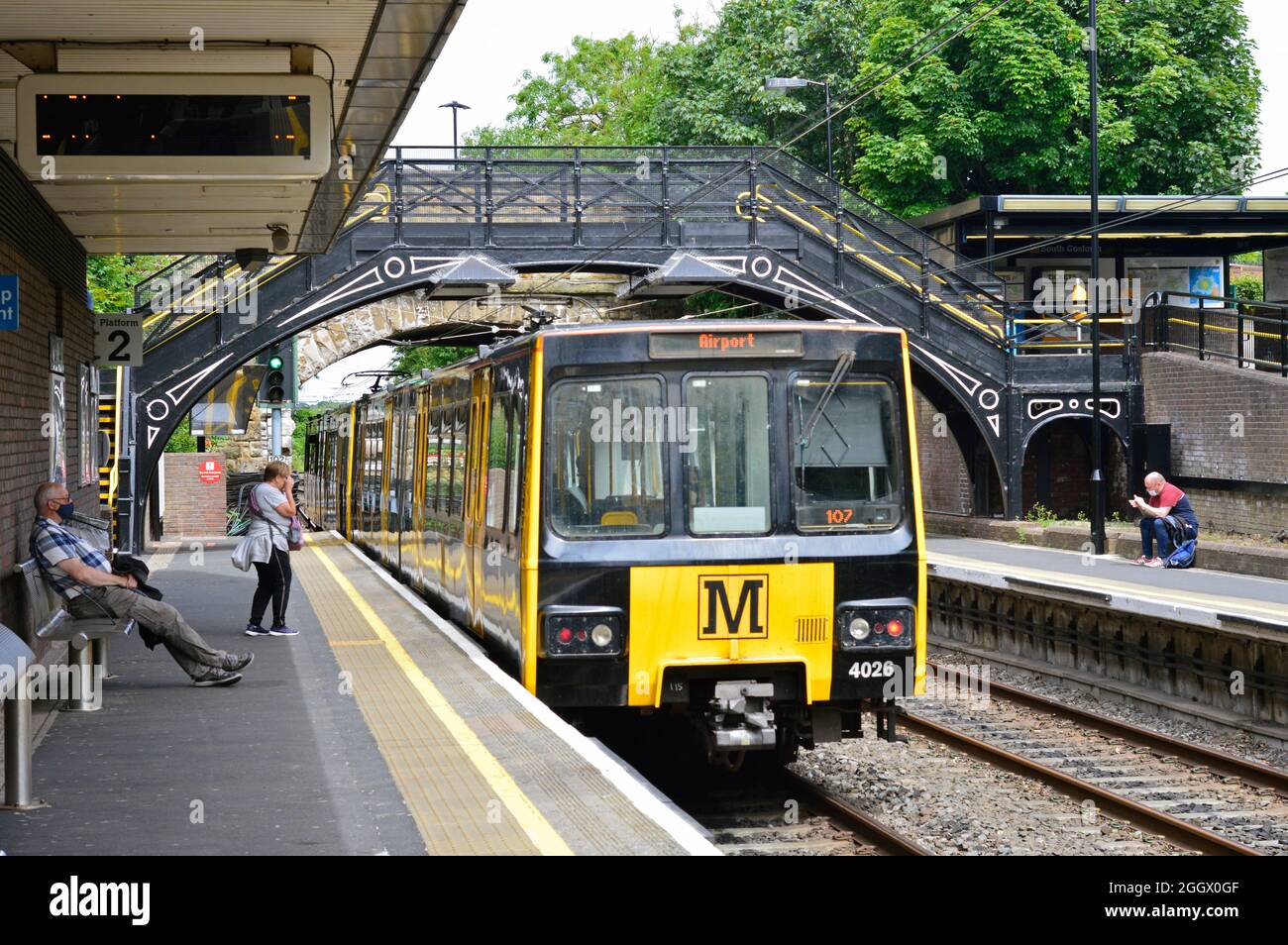NEWCASTLE. TYNE und WEAR. ENGLAND. 24.06.21. Ilford Road U-Bahn Station an der Stadtbahn der Gegend. Ein Zug fährt mit einem Service an die Küste. Stockfoto