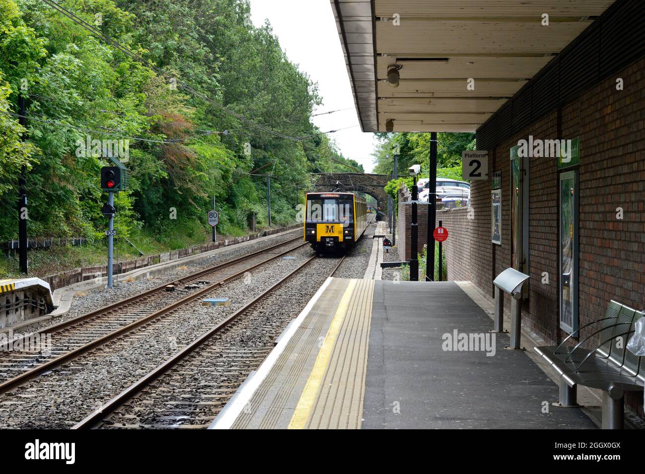 NEWCASTLE. TYNE und WEAR. ENGLAND. 06-24-21. U-Bahn-Station Ilford Road an das Stadtbahnsystem der Region. Ein Zug nach Newcastle über die Küstenstadt o Stockfoto