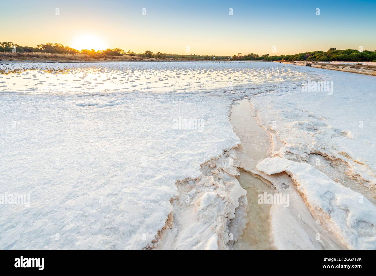 Salzteiche nach der Verdunstung von Meerwasser in salines in Faro, Algarve, Portugal Stockfoto
