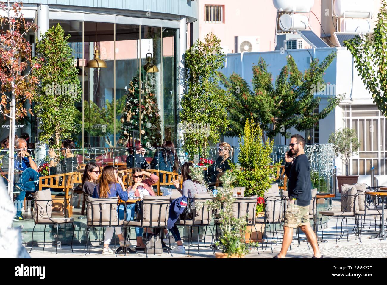 Paphos, Zypern - 29. Dezember 2019: Café im Freien auf den Straßen der Altstadt von Paphos Stockfoto