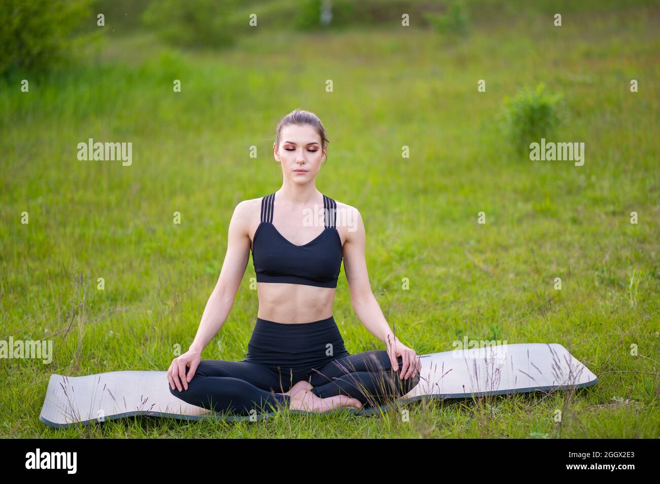 Sportliche Frau beim Yoga und einem gesunden Lebensstil in der Natur. Outdoor-Sport Stockfoto