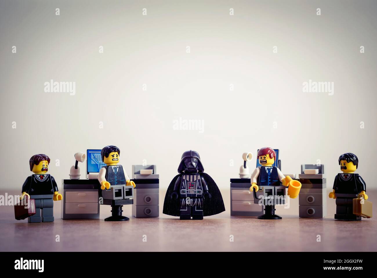 Vader im Büro. Geschäftsmetapher. Illustratives Editorial. 15. Juli 2021 Stockfoto