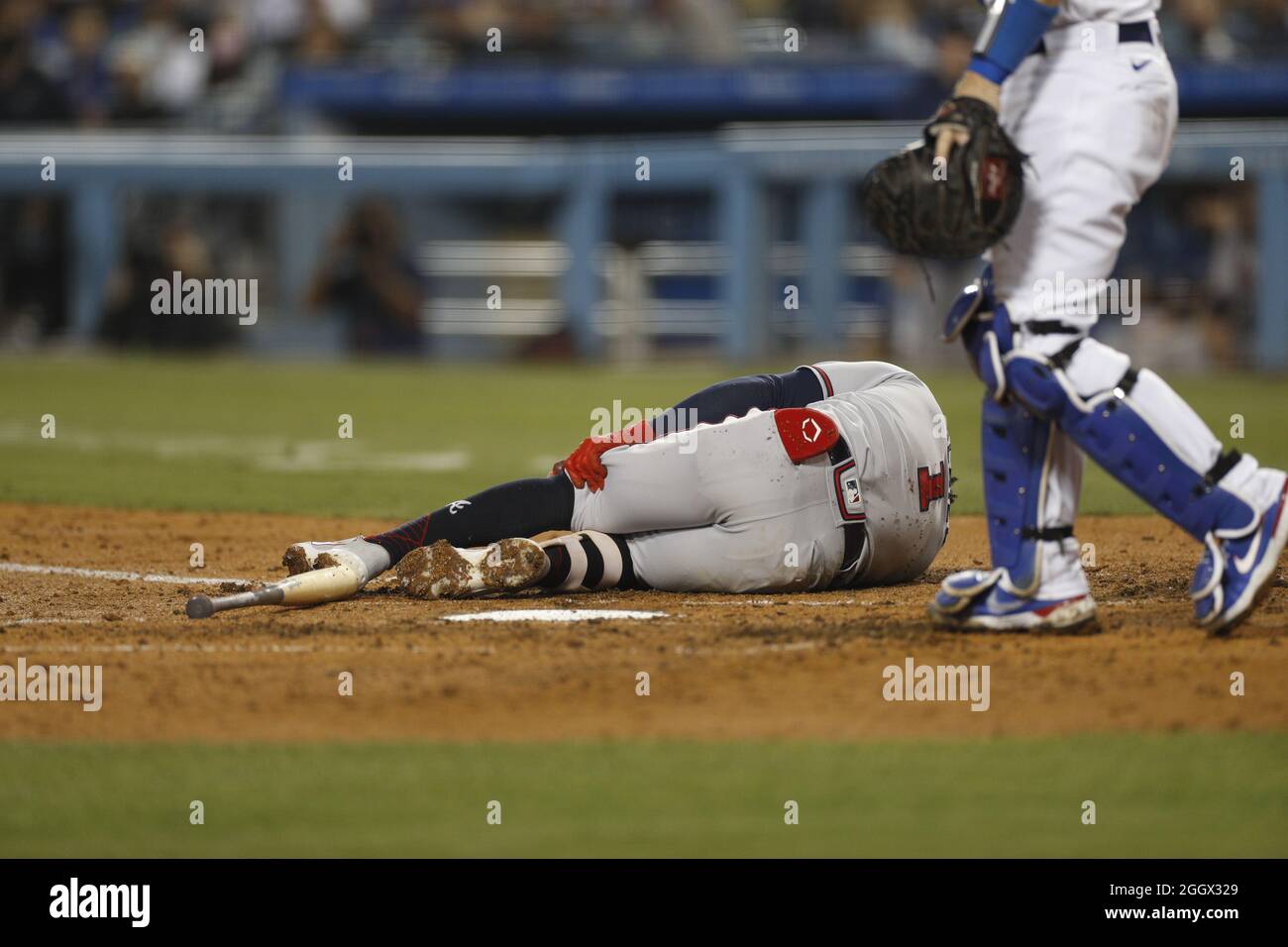 Atlanta Braves, zweiter Baseman Ozzie Albies (1), wird während eines MLB-Spiels in der regulären Saison gegen die Los Angeles Dodgers verletzt, Dienstag, Stockfoto