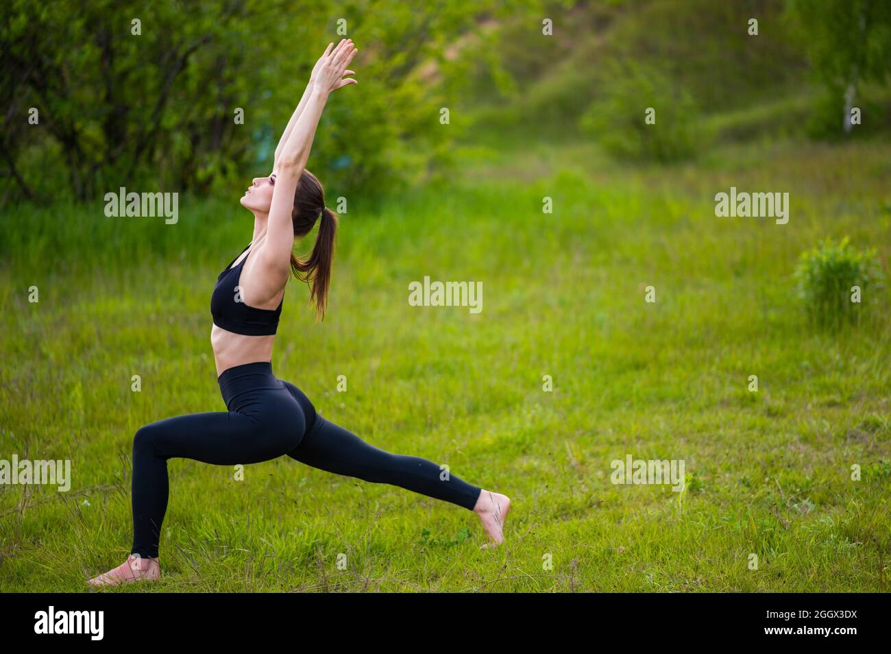 Sportliche Frau beim Yoga und einem gesunden Lebensstil in der Natur. Outdoor-Sport Stockfoto