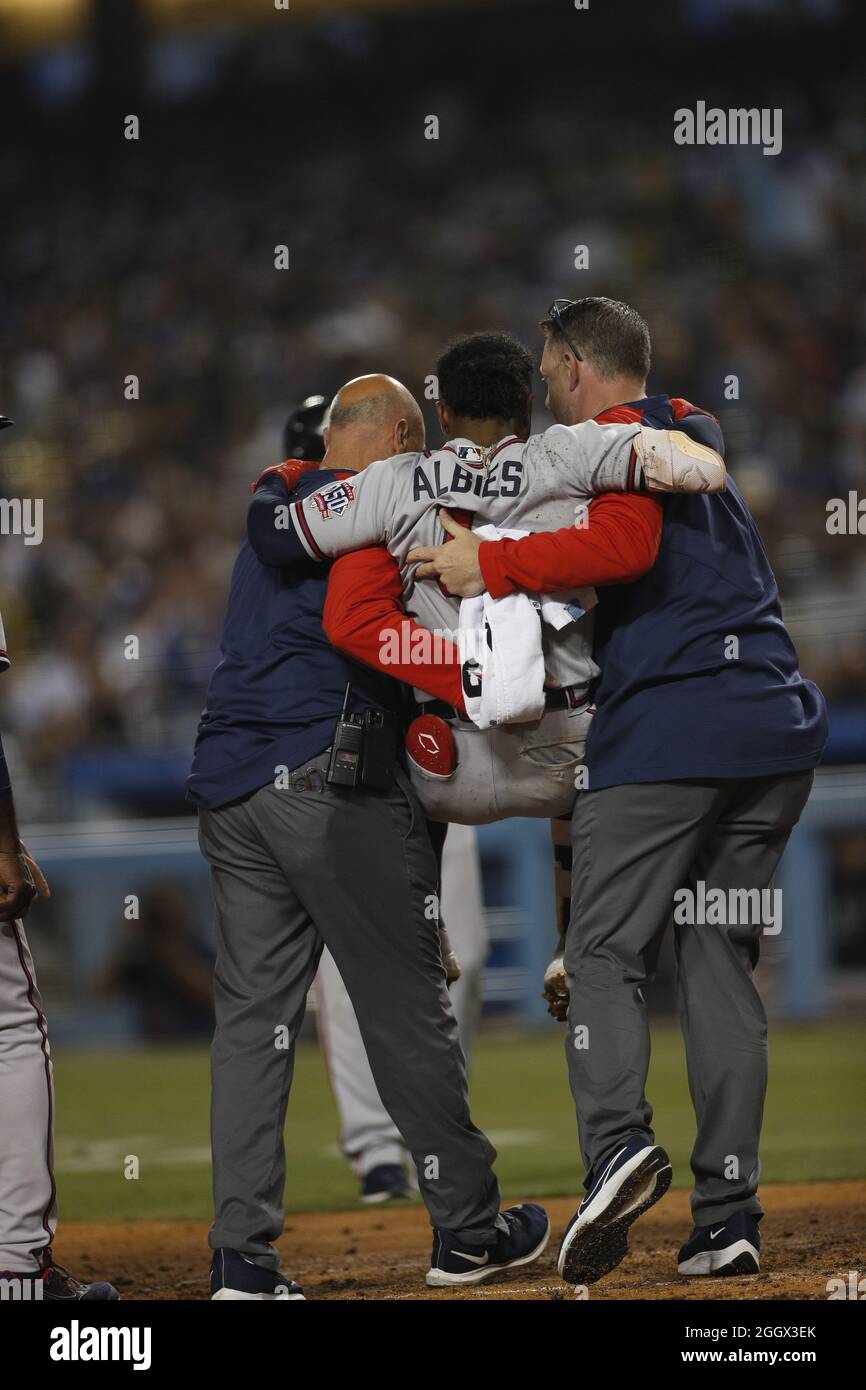 Atlanta Braves zweite Basemen Ozzie Albies (1) erhält eine Verletzung, während er während eines MLB-Spiels in der regulären Saison gegen die Los Angeles Dodgers, Di, schlagt Stockfoto