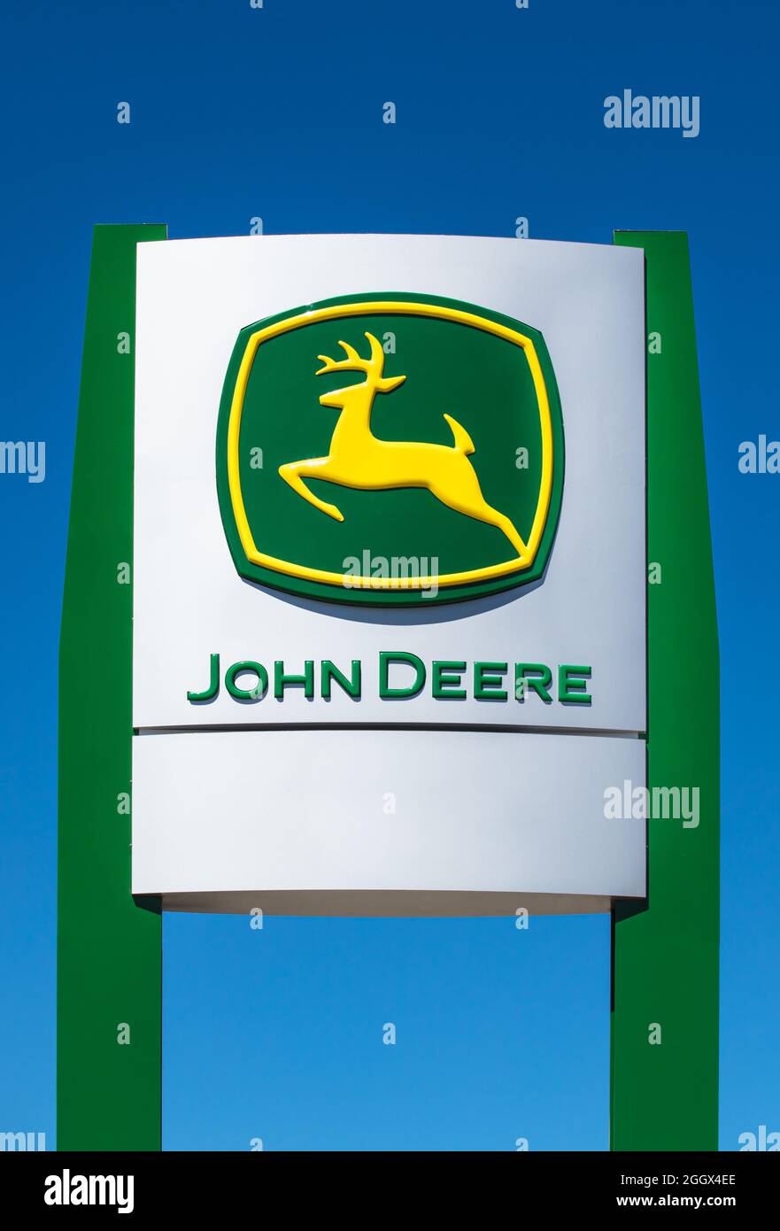 SANTA CATARINA, BRASILIEN - 02. Sep 2021: John Deere Händlerschild und Logo. Stockfoto