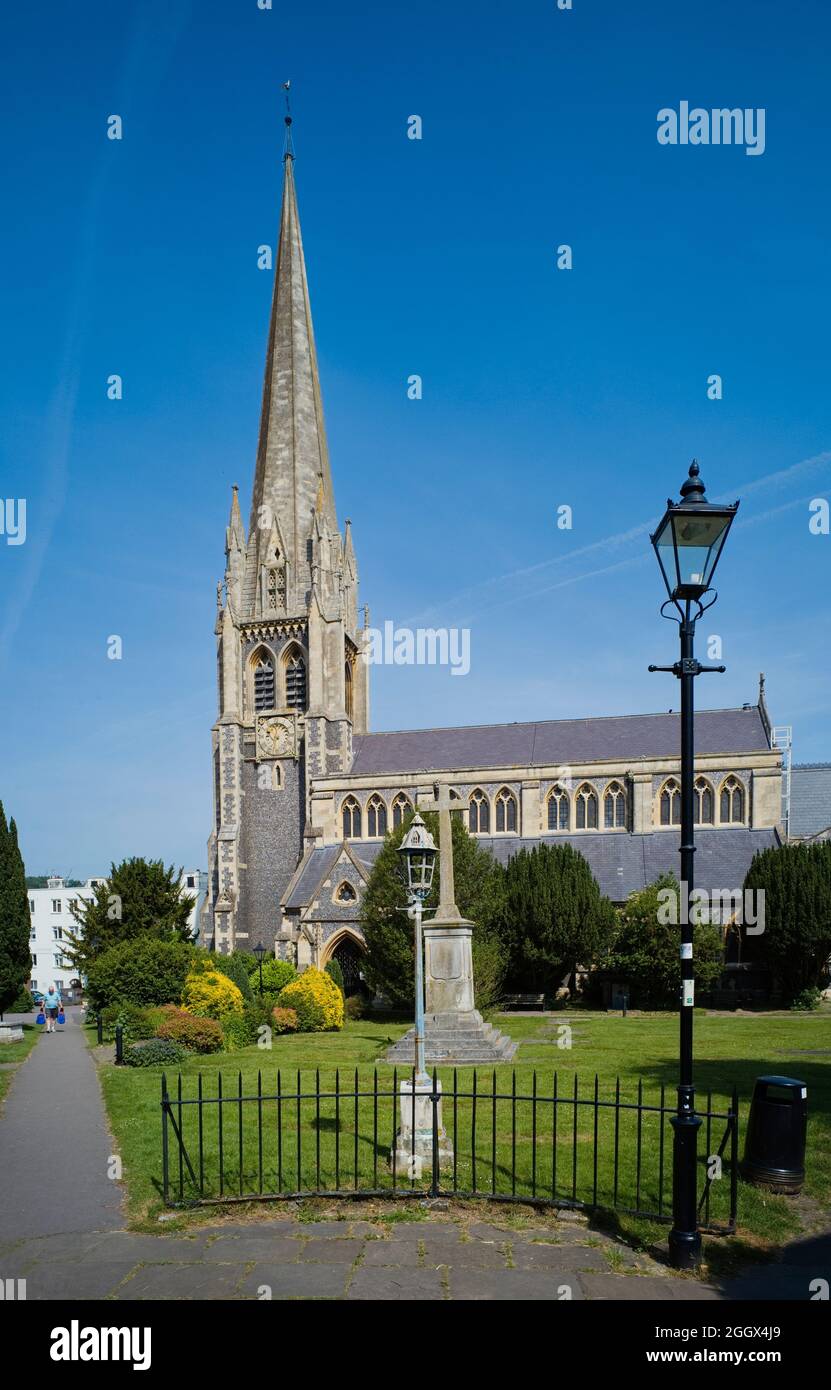 St. Martin's Kirche und Kirchturm im Zentrum von Dorking, Surrey Stockfoto