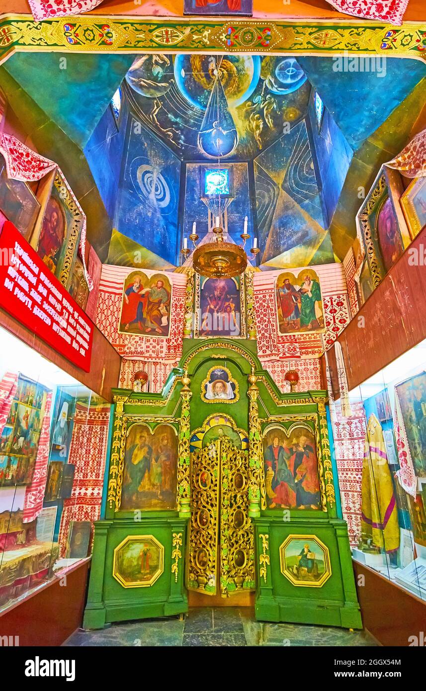 PEREIASLAV, UKRAINE - 22. MAI 2021: Ikonostase, gestickte rustikale Handtücher und Ikonen im Museum der Geschichte der Ukrainischen Orthodoxen Kirche, Pereiaslav S. Stockfoto