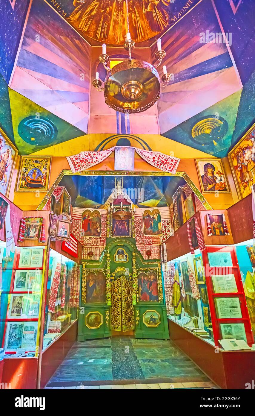 PEREIASLAV, UKRAINE - 22. MAI 2021: Die kleine Ikonostase und Ikonen im Museum der Geschichte der Ukrainischen Orthodoxen Kirche, Pereiaslav Scansen, am 22. Mai in P Stockfoto