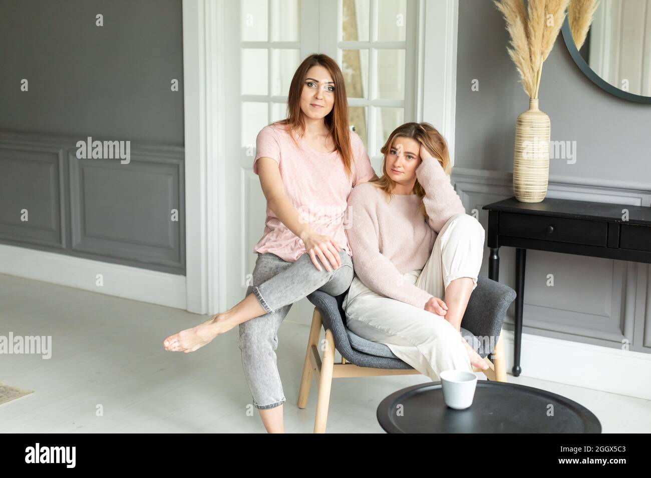 Zwei lustige schöne Freundinnen verbringen Zeit zusammen zu Hause Stockfoto